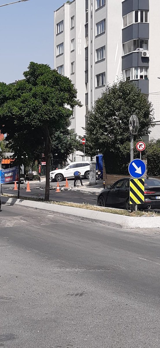 AtasehirYenişehir Mah Barajyolu caddesinde ibb  gunlerdir yol asfaltlama çalışması yapıyor. Bugun çalışma yapılan yer kazılıyor.
Bu işlerin koordinasyonu belediyeler tarafından yapılmıyormu?
Vatandasın cektıkleri.
Mali kayıplar..
<a href="/ekrem_imamoglu/">Ekrem İmamoğlu</a> <a href="/onursaladiguzel/">Onursal Adıgüzel</a> <a href="/IBBcozummerkezi/">İBB Çözüm Merkezi</a>