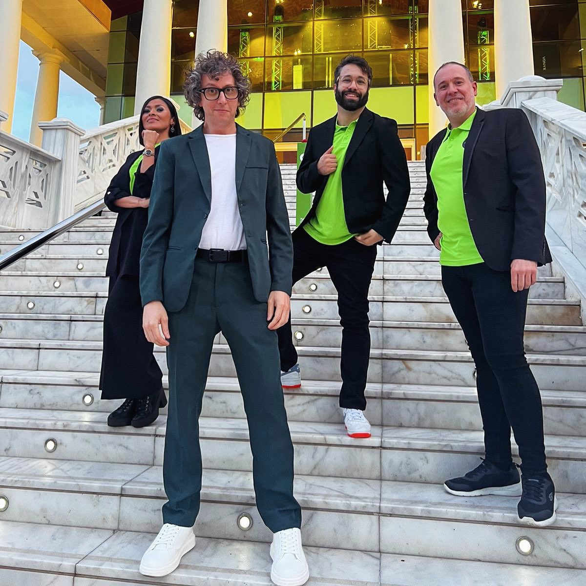Isaakjurado's tweet photo. Hace unos días actuamos estos seres de luz y yo para un evento corporativo en Valencia ¡Qué lujo y qué risas! https://t.co/ADL8w2r6C9