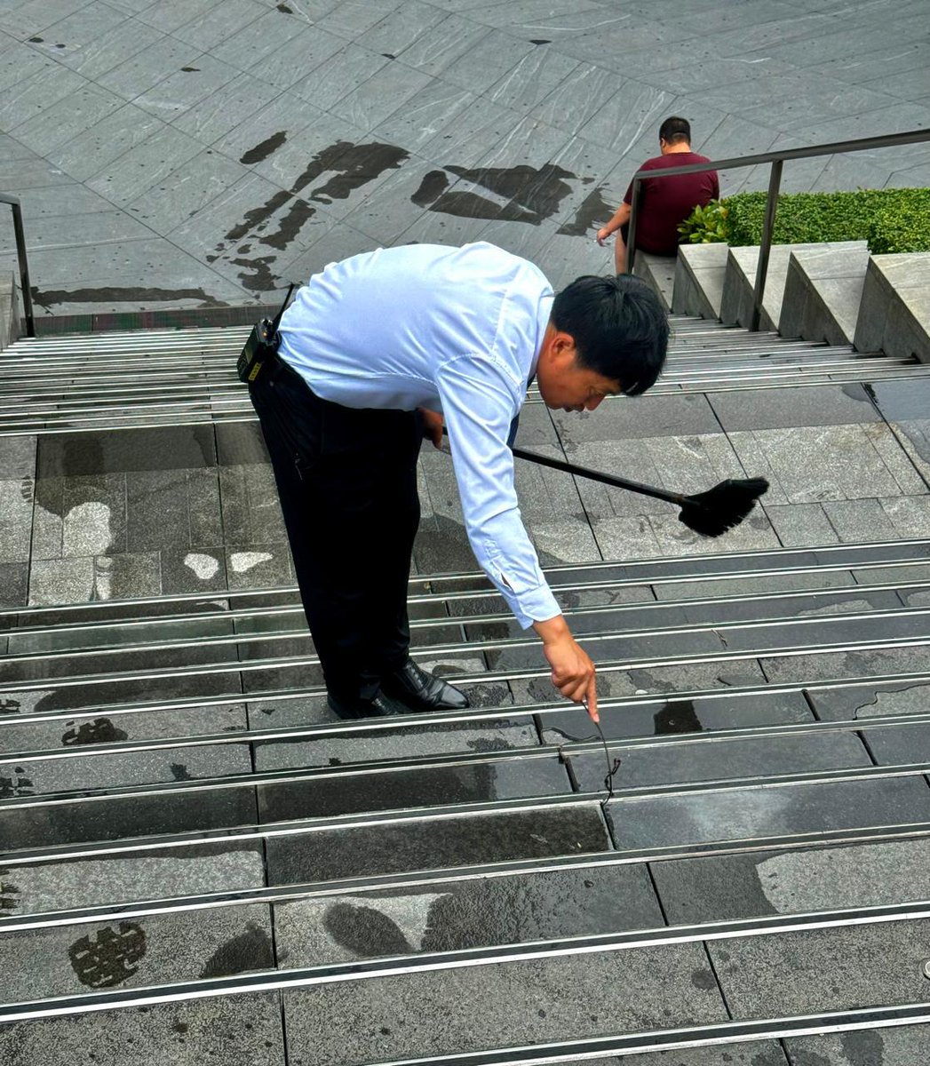 من رحلة الصين الاستكشافية - اطلب العلم ولو في الصين: ما شاء الله عنه لابس بدلة واحلى تمام  ويقوم بتنظيف زوايا الدرج الضيقة بطريقة مهنية وباعتزاز في مسؤوليته . 
ما أحلى الإنسان إذا عمل عملاً أتقنه

#حب_العمل #إتقان #احتراف #الصين #رحلة #استكشاف