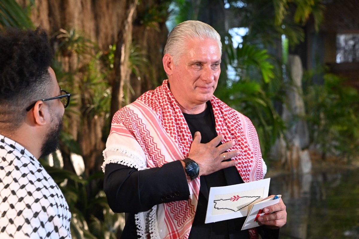 LA IMAGEN DEL DÍA: <a href="/DiazCanelB/">Miguel Díaz-Canel Bermúdez</a> con los jóvenes estadounidenses de la brigada "Let #Cuba Live". Un mundo mejor es posible... #YoSigoAMiPresidente