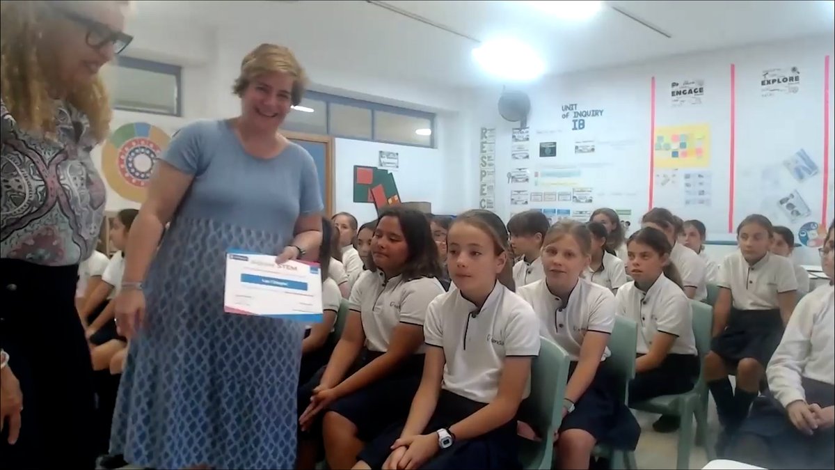 FundacionAquae's tweet photo. 2️⃣Reconocimiento al centro más colaborador, que destaca al colegio que más encuestas de medición de impacto del programa ha respondido: @ColegLasChapas en Marbella. Enorme trabajo de las alumnas.🧾

Entrega el reconocimiento Jacqueline García, resp. de clientes de @InfoHidralia https://t.co/R9obiAM7dT