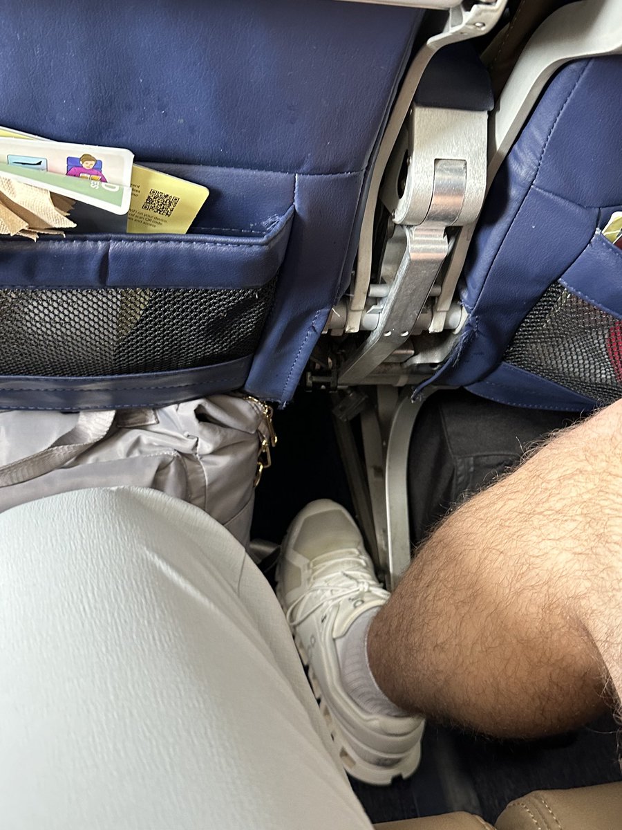 bwbrozek's tweet photo. I do not know this person. #manspreading https://t.co/CpboDauwyP