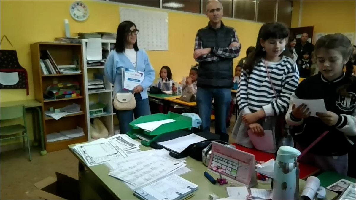 3️⃣Reconocimiento al centro más involucrado, que destaca al profesorado que ha mostrado un mayor nivel de compromiso con el programa y la educación STEM: el <a href="/CPMarceloGago/">CP Marcelo Gago</a> de Avilés.👩🏻‍🏫👩‍🏫👏🏻👏🏻

Entrega el reconocimiento Juan Carlos Guerrero, concejal de educación del <a href="/AytoAviles/">AytoAvilés</a>