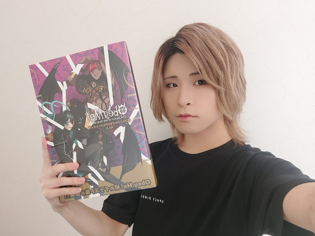kazuhisa_krym's tweet photo. 遅ればせながらゲットしました。
図鑑みたいな厚さ！助かる😤笑
#ObeyMe #おべいみー https://t.co/Zl46GfS7L4