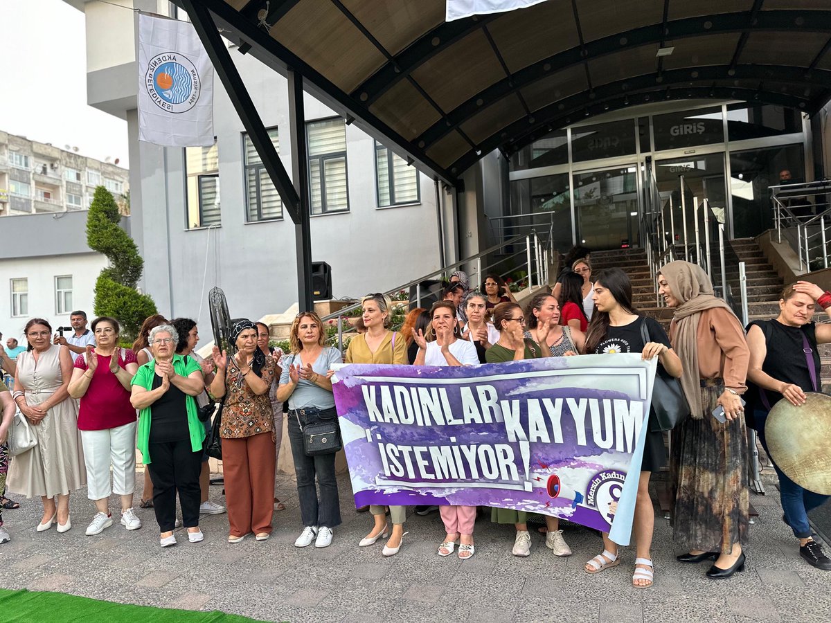 Kadınlar olarak  halk iradesi gaspına  ve kayyuma karşı direnişteyiz✌️