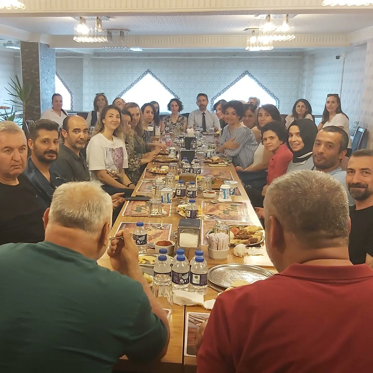 fatiherdogan79's tweet photo. Okulumuzdan tayini çıkan öğretmenlerimiz Nihan Köse ve Seyit Ahmet UZUN'a veda yemeği düzenledik.  Okulumuzda çalıştığı süre içerisinde gayretli ve başarılı çalışmalarından dolayı teşekkür eder, yeni görevlerinde sağlık, esenlik ve mutluluklar dilerim. BİZ BÜYÜK BİR AİLEYİZ. https://t.co/XnwjQwijoR