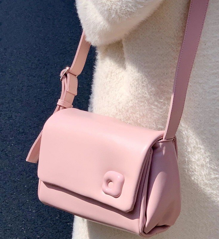 ถามกันเยอะมาก ใบนี้ของ TAMMA BAG กำลังฮิตสุดในเกาหลี ใส่ของจำเป็นได้ครบ เหมาะกับคนของเยอะ แต่ไม่ชอบกระเป๋าหนักๆ ข้อดีคือนนเบามาก สายปรับได้ เคลือบกันน้ำ ช่องใส่ของใหญ่แต่เป็นทรง จากเกือบพันเหลือแค่สองร้อยเอง น่าใช้มาก◡̈🥣🌷♡