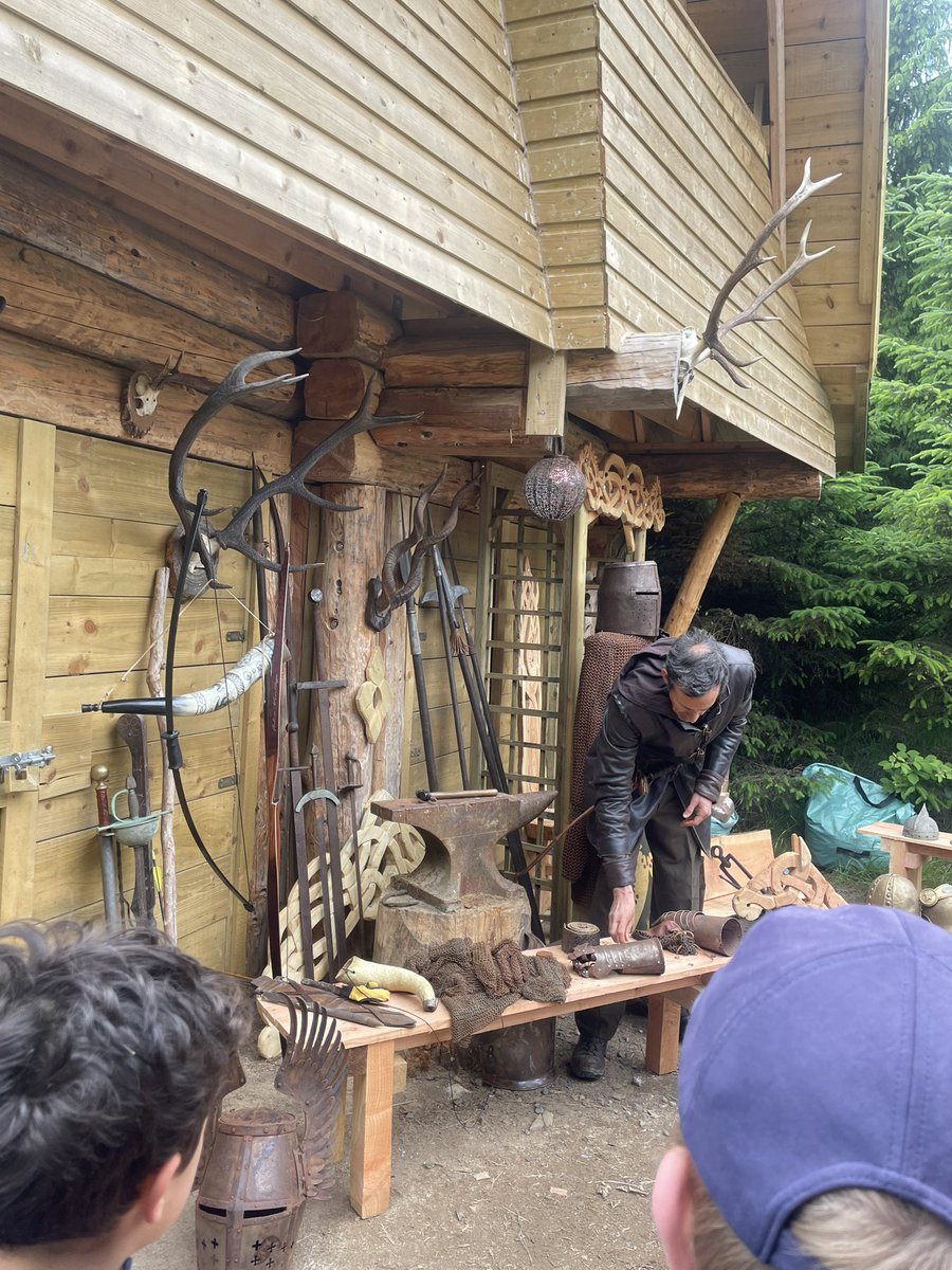 MsDodd6's tweet photo. Ancient weaponry and bush survival! 🔥 https://t.co/zi61FXNsqB