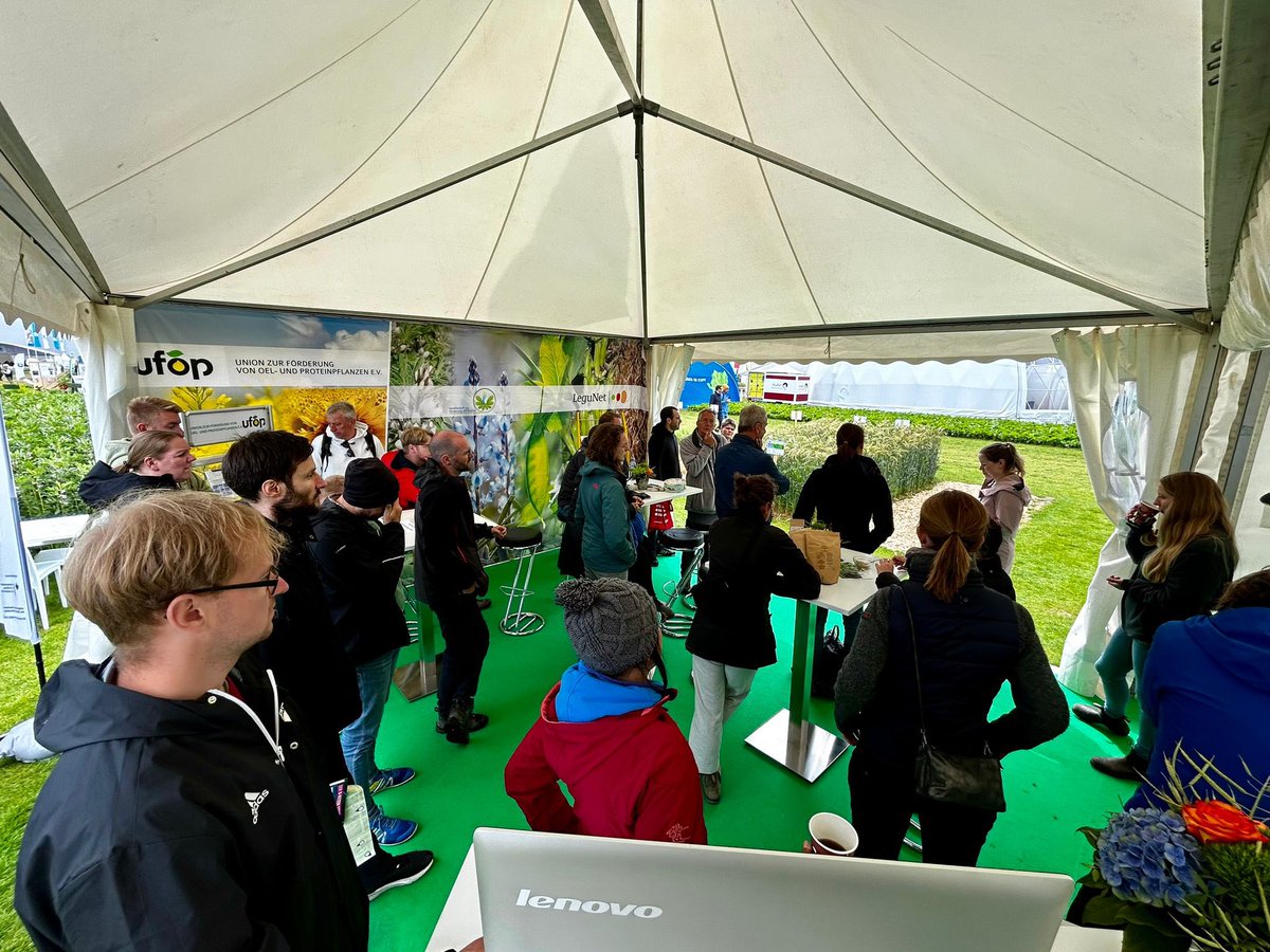 ufop_de's tweet photo. Klasse Resonanz auf den Pop-Up Talk „Körnerleguminosen erfolgreich anbauen“ am Stand von #UFOP und #LeguNet 
#DLGFeldtage 2024 https://t.co/2ENYfXFUws