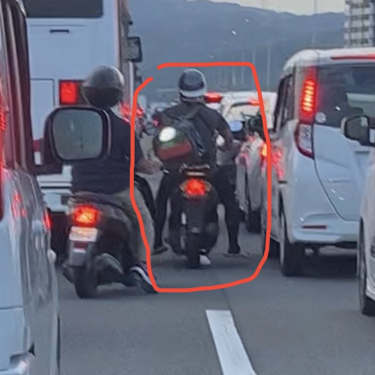 kabao4agz's tweet photo. 枚方の淀川沿いで原付に家車当て逃げ喰らった
ナンバーしゃくってたし望み薄かもだけど枚方寝屋川高槻茨木近辺で似たような特徴のバイクと人間見かけたら連絡ください https://t.co/ilHoO0cifM