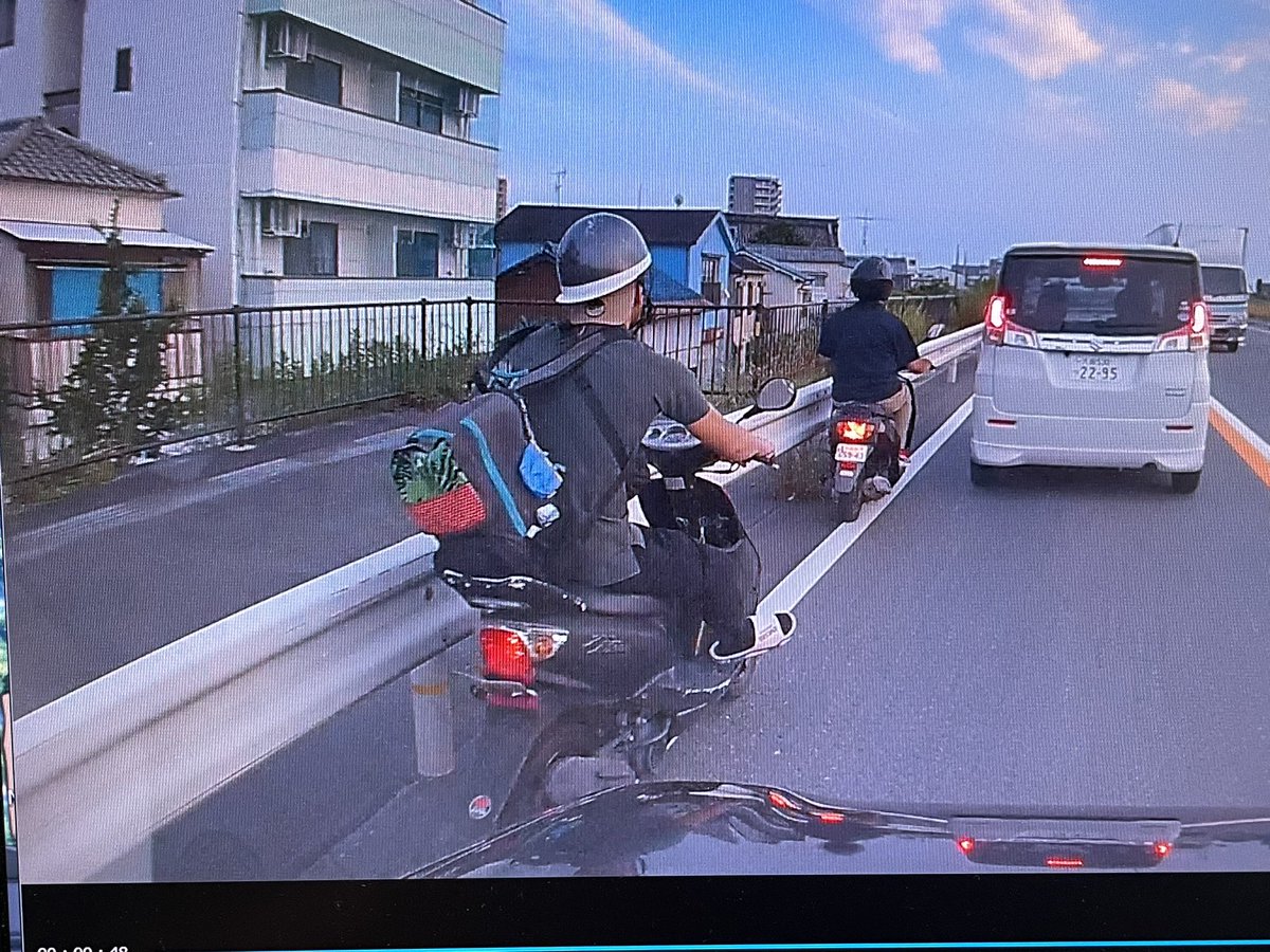 kabao4agz's tweet photo. 枚方の淀川沿いで原付に家車当て逃げ喰らった
ナンバーしゃくってたし望み薄かもだけど枚方寝屋川高槻茨木近辺で似たような特徴のバイクと人間見かけたら連絡ください https://t.co/ilHoO0cifM