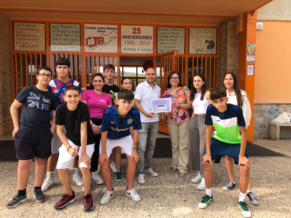 La Cooperativa Mundo Balmes de 3º de ESO de la asignatura de Iniciación a la Actividad Emprendedora y Empresarial, donan una parte de lo recaudado en los mercadillos a la Asociación Yo Nemalínica.Los alumnos hacen entrega del cheque donativo a la representante de la  Asociación.