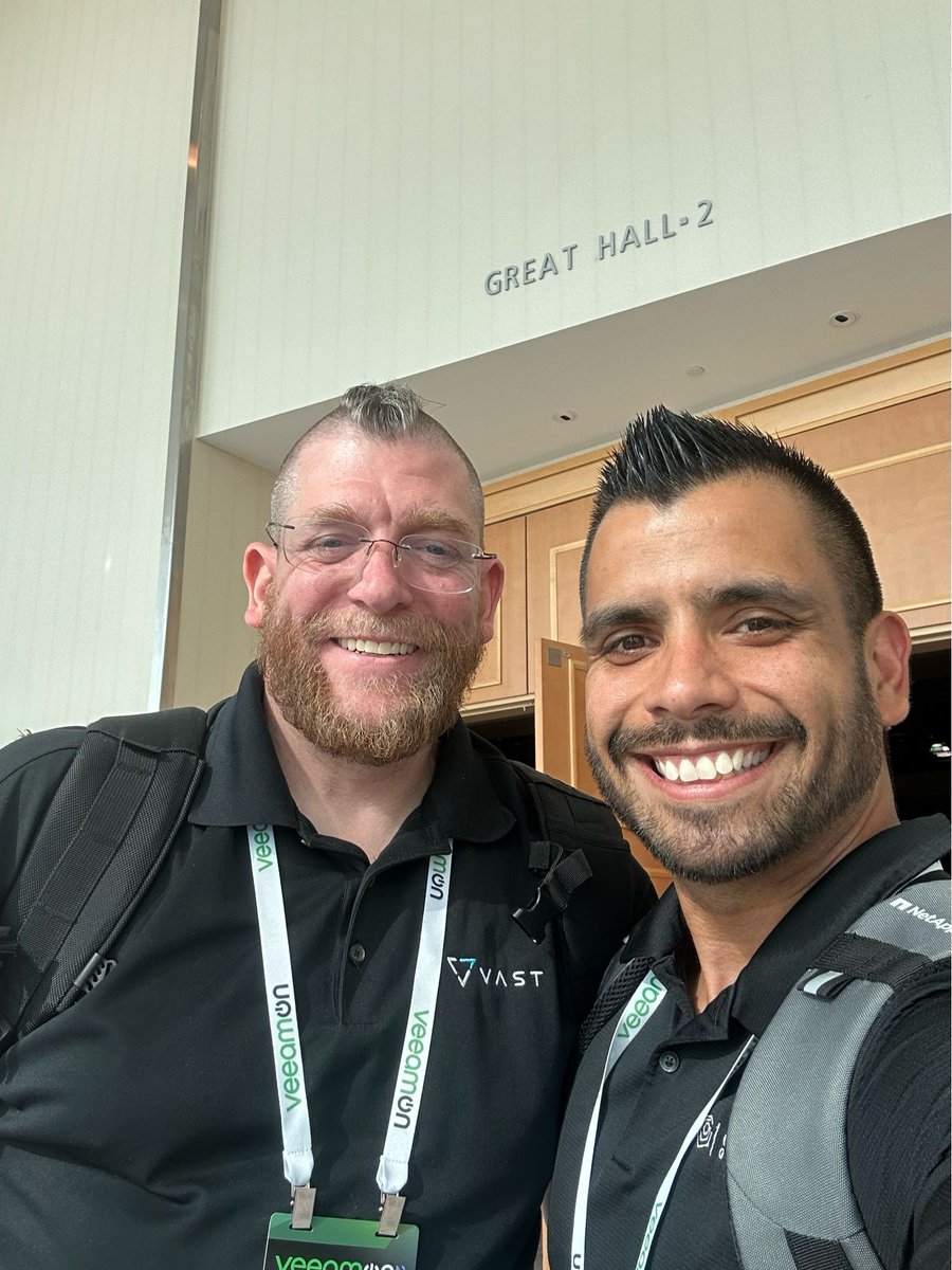 NextLevelSDDC's tweet photo. I missed the selfie opportunity with @robgirard at VMware Explore, but ran into him again at the #VeeamOn event in my backyard 😎

#dataprotection #hybridcloud #multicloud #anycloud #enterprisestorage #cybersecurity #fastrestore #faststorage #nextlevelsddc @VAST_Data @Veeam https://t.co/7lXzpJU79k