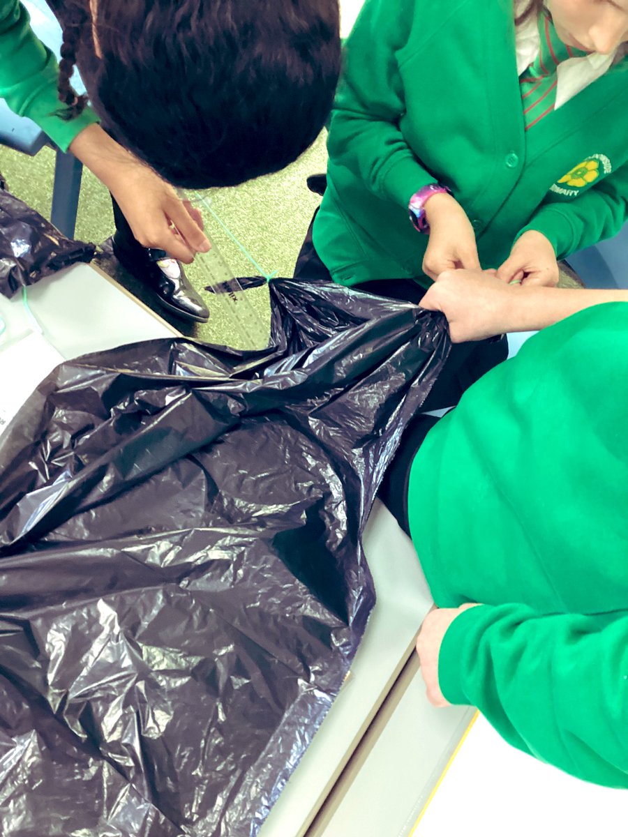 Meadowside_Pri's tweet photo. Y5s are exploring if the size of the parachute/the length of the string affects how long the parachute takes to fall. https://t.co/cLsbi12JvQ
