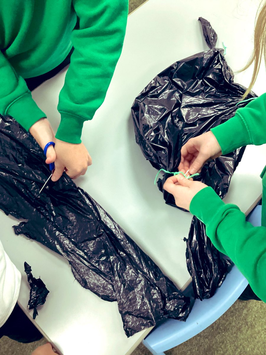 Meadowside_Pri's tweet photo. Y5s are exploring if the size of the parachute/the length of the string affects how long the parachute takes to fall. https://t.co/cLsbi12JvQ