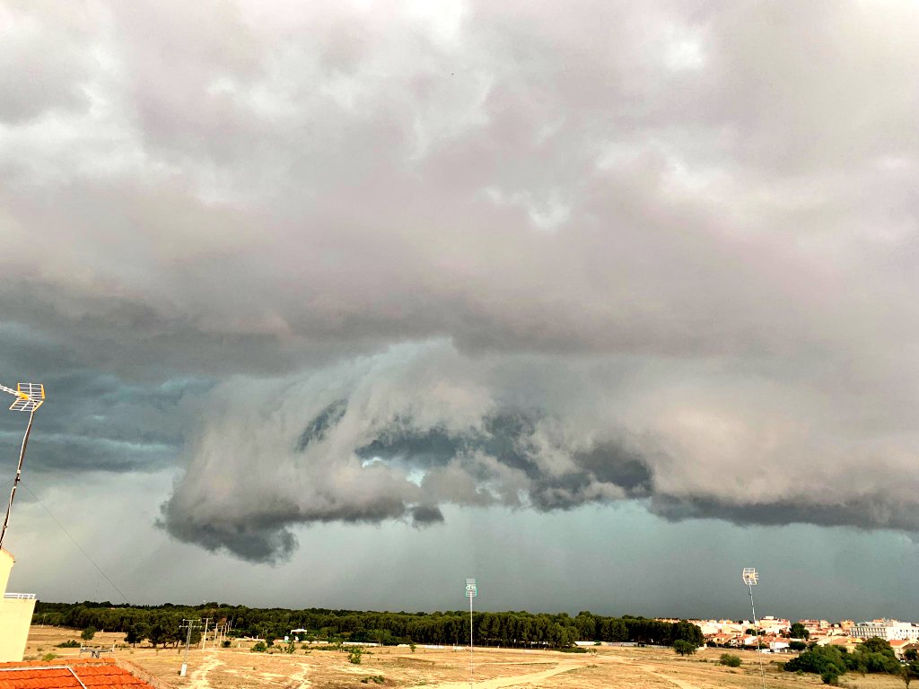 MeteoHellin's tweet photo. 🌩️😳Brutal arcus barriendo La Mancha albaceteña. Visto entre La Gineta y La Roda y #Albacete capital. #meteoAB

© Emiliano Navarro / Paco Cabañeros / Juanma Picazo / Francisco J https://t.co/5zJsKH0ak6