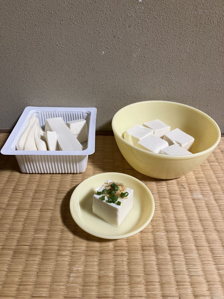 MaqwgNaJKDOnxGb's tweet photo. 本物の冷奴をご存じでしょうか
実は冷奴は「3cm角の豆腐」と定義されているのです‼️
つまりこれが本物の冷奴なんですね〜
まあ味は一緒ですけど😆 https://t.co/s317barxfy