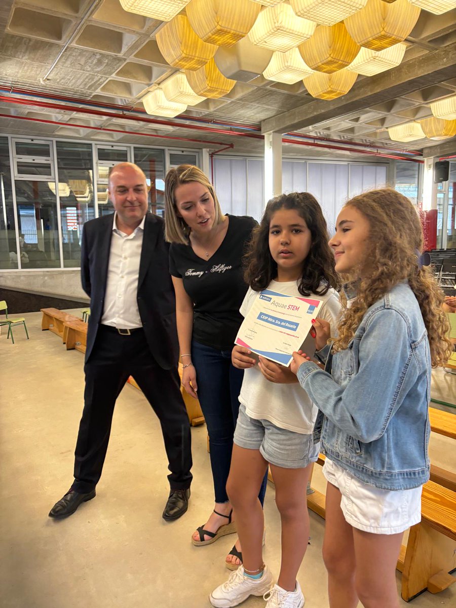 veolia_rmurcia's tweet photo. Celebramos los premios #AquaeSTEM‼️
Premio "centro más comprometido" al colegio que ha realizado más unidades didácticas: 
👉¡¡ CEIP Ntra. Sra. del Rosario !!
Entrega el reconocimiento Asunción Pedreño, concejala del @TPacheco_Ayto y @amgumbau Gerente de @hidrogea
👏👏👏 https://t.co/HkZpPJ6IkT