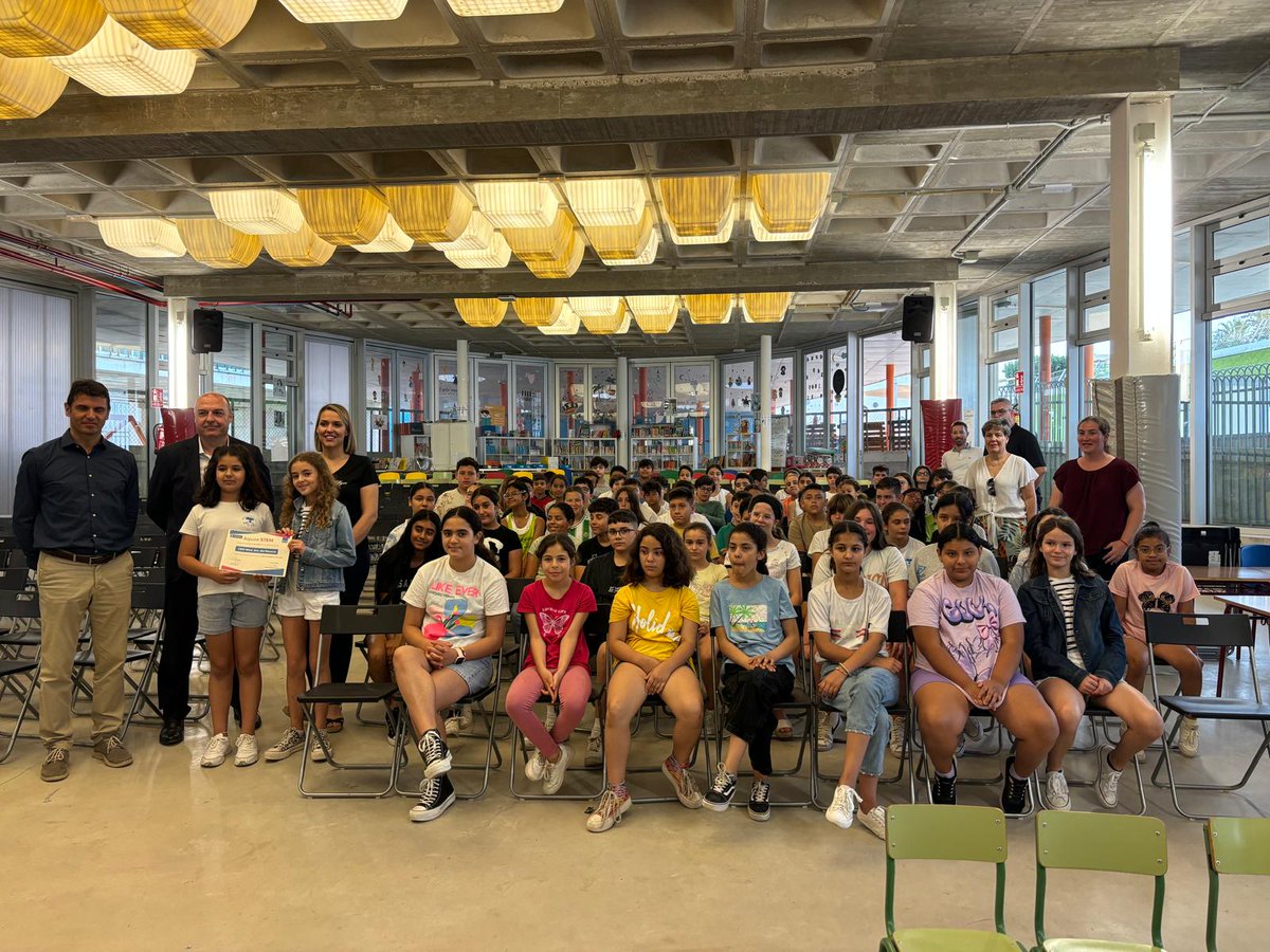 veolia_rmurcia's tweet photo. Celebramos los premios #AquaeSTEM‼️
Premio "centro más comprometido" al colegio que ha realizado más unidades didácticas: 
👉¡¡ CEIP Ntra. Sra. del Rosario !!
Entrega el reconocimiento Asunción Pedreño, concejala del @TPacheco_Ayto y @amgumbau Gerente de @hidrogea
👏👏👏 https://t.co/HkZpPJ6IkT