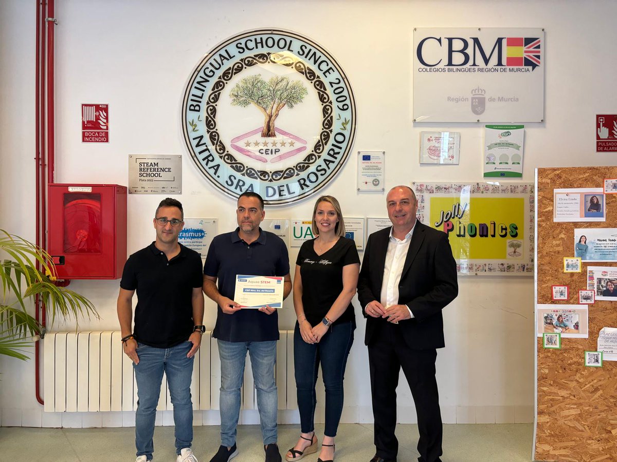 Celebramos los premios #AquaeSTEM‼️
Premio "centro más comprometido" al colegio que ha realizado más unidades didácticas: 
👉¡¡ CEIP Ntra. Sra. del Rosario !!
Entrega el reconocimiento Asunción Pedreño, concejala del <a href="/TPacheco_Ayto/">Ayto. Torre Pacheco</a> y <a href="/amgumbau/">AAA</a> Gerente de @hidrogea
👏👏👏