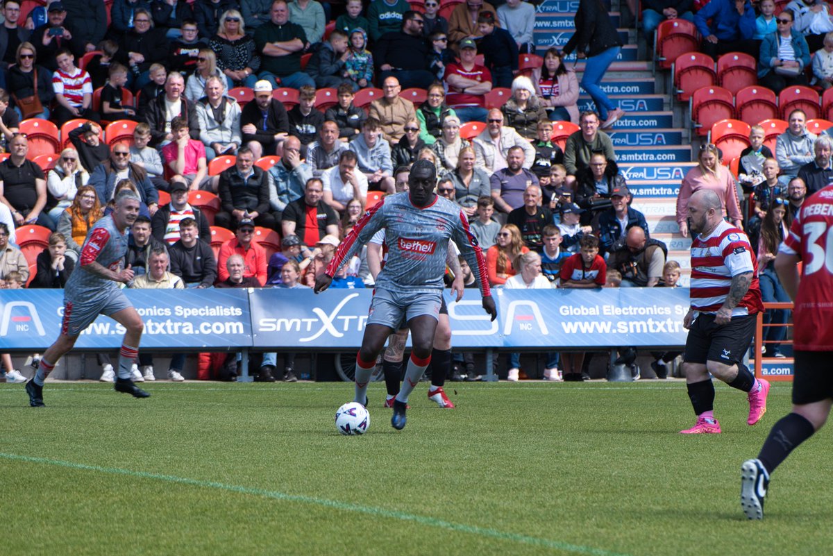 Jd_drury92's tweet photo. Always dreamt of playing upfront with @EmileHeskeyUK, instead I had to settle for playing centre back against him for 5 minutes on Saturday! As you can see he is petrified of a 5ft 5 + 3/4s make shift centre half 👀🤣

@evestrust making dreams come true yet again! 💚💙 https://t.co/m6ar1Dvv7H