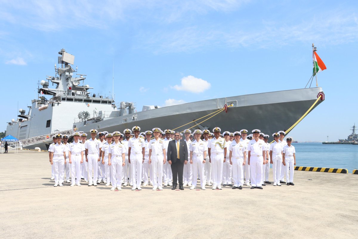 IN_HQENC's tweet photo. नमस्ते जापान 🙏
🇮🇳🤝🇯🇵 #IndiaNavy का स्वदेशी स्टील्थ फ्रिगेट #INSShivalik
#JIMEX24 में भाग लेने के लिए जापान के योकोसुका पहुंचे।
⚓️वाइस एडमिरल आईटीओ हिरोशी, कमांडर #JMSDF योकोसुका जिला और राजदूत @AmbSibiGeorge द्वारा गर्मजोशी से स्वागत किया गया।
🚢यह यात्रा @IN_EasternFleet के ऑपरेशन तैनाती का हिस्सा है।
@jmsdf_pao_eng । #India | #Japan | #SouthChinaSea ।#WesternPacificOcean | @PIBHindi |