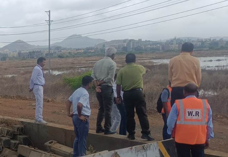 WesternRly's tweet photo. Shri Niraj Verma DRM/MMCT inspected Vasai Road Yard along with Sr. Railway officers of Mumbai Division today.

During inspection, Shri Verma assessed monsoon preparedness by ensuring the provision of dewatering pumps, cleaning of central and side drains, desilting of culverts. track circuiting etc. 

He also instructed officials to improve the drainage system at Vasai yard to avoid the water logging between Vasai Rd & Nalasopara stations.

#MumbaiMonsoon