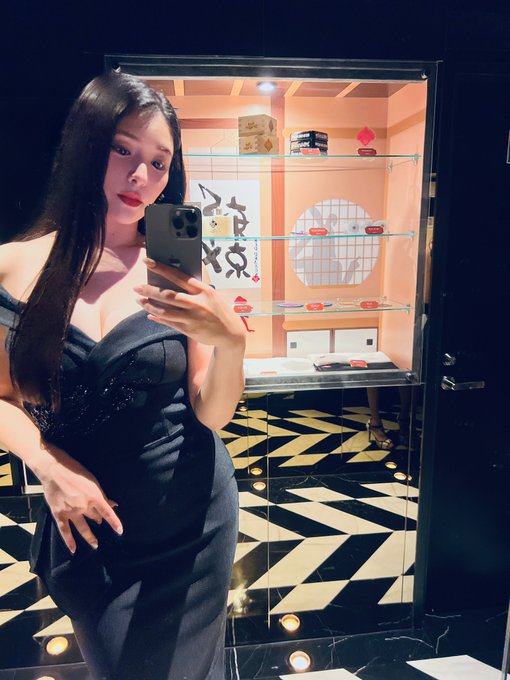 今日は黒ドレス👗✨  @roppongidragon https://t.co/HK3bAZZTFQ<a class="tags" target="_blank" title="On Twitter" href="/?out=eyJ0eXAiOiJKV1QiLCJhbGciOiJIUzUxMiJ9.eyJpYXQiOjE3MjY4NjczODgsImlzcyI6InR3cG9ybnN0YXJzLmNvbSIsIm5iZiI6MTcyNjg2NzM4OCwiZXhwIjoxNzU4NDAzMzg4LCJyZWRpcmVjdF91cmwiOiJodHRwczovL3R3aXR0ZXIuY29tL3JvcHBvbmdpZHJhZ29uIn0.eJtXau5qe7tD29FawaPe34WFO4r8Lo_p5rP3crhR38XT4MerWQKxCUL-LRa-X6xSBTOBmZ111UDseomHf_2OaQ">@roppongidragon</a><a href="/tag/%E5%8F%B0%E7%81%A3%E6%94%9D%E5%BD%B1%E6%9C%83"class="tags"><span>#台灣攝影會</span></a><a href="/tag/foraver%E6%94%9D%E5%BD%B1%E6%9C%83"class="tags"><span>#foraver攝影會</span></a>