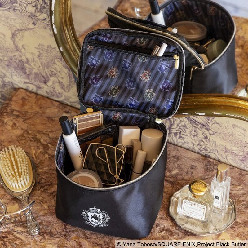 🌟新着🌟黒執事 -寄宿学校編- バニティポーチBOOK
tkj.jp/book/?cd=TD055…

放送中のアニメ『#黒執事 -寄宿学校編-』の #ブランドムック が登場🎩✨
黒のサテンをベースにしたデザインで、前面には紺碧の梟寮のロゴをオン✦
内側には4寮のロゴを総柄にしてプリント！

#宝島社付録 #BlackButler