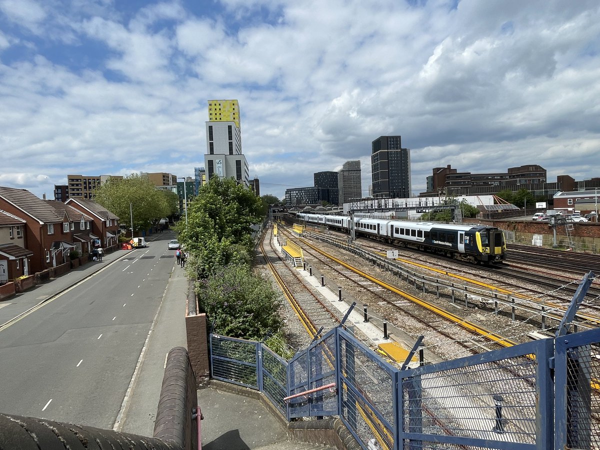 RexKram55112378's tweet image. 444040 heading into Portsmouth &amp;amp; Southsea station with the 1030 from Waterloo, I’ll be taking this unit to Waterloo and back a little later.