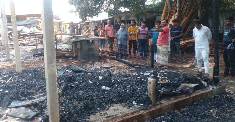 ফরিদপুরে ফার্নিচার দোকানে আগুন, কোটি টাকার ক্ষতি