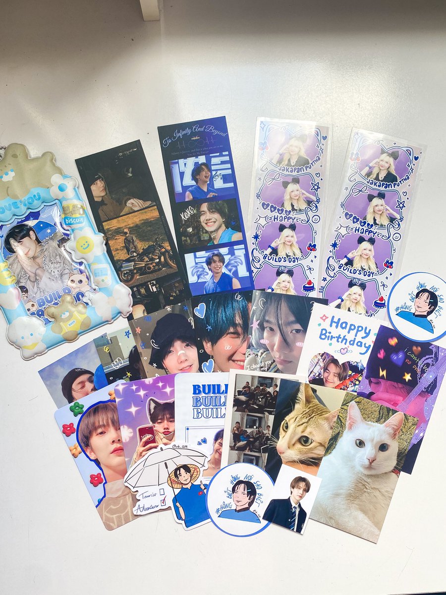 sandybbb13's tweet photo. Frame Biubiu và những món quà xinh xinh 💙💜🖤🙆🏼‍♀️

#BuildJakapan 
#Beyourluve 
#photowithBuild
#keepmemorieswithBuild https://t.co/HwGOdUHaIG