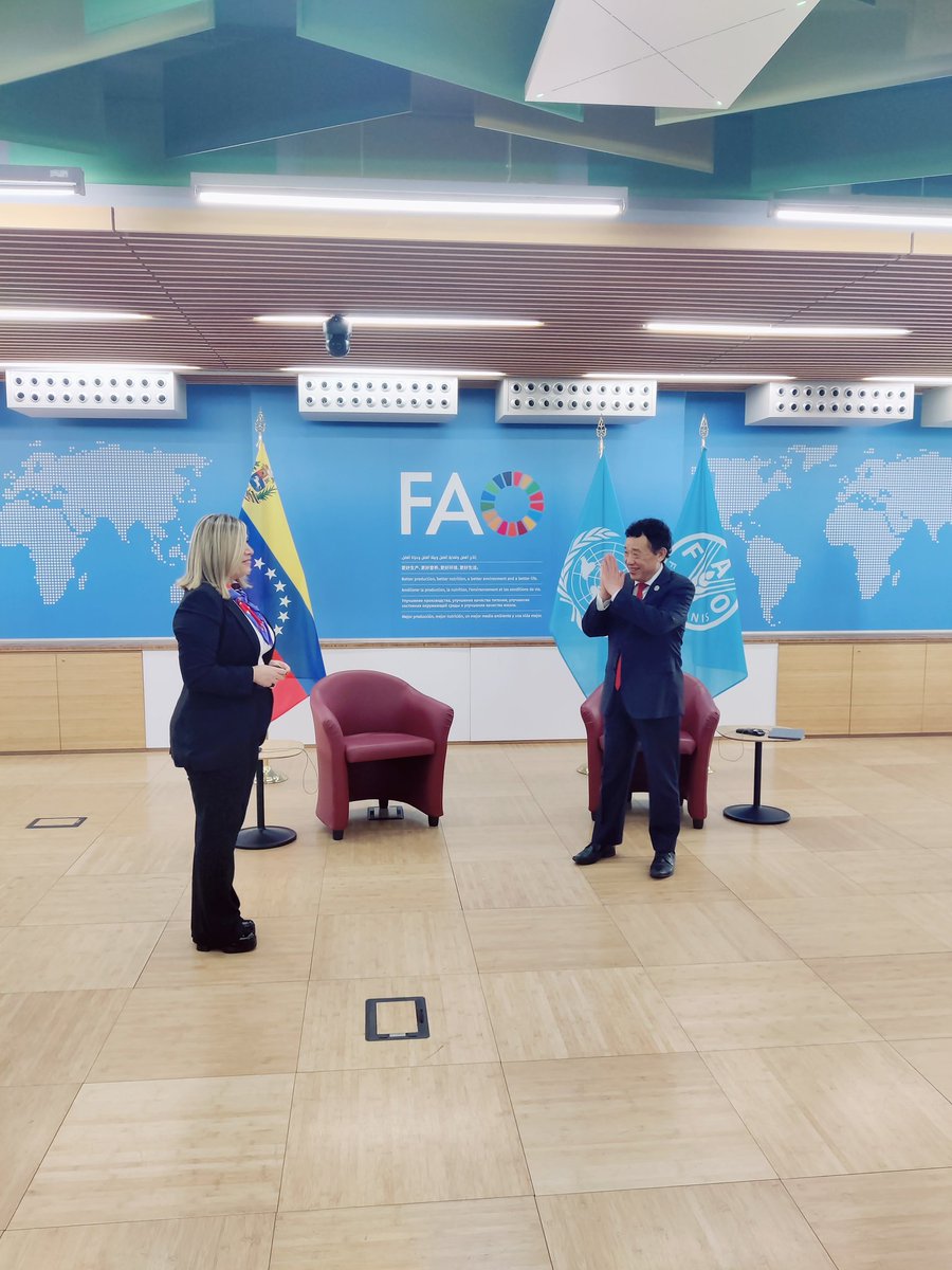 venezuelafao_rp's tweet photo. Marilyn Di Luca Santaella,  entregó sus cartas credenciales al @FAODG como Embajadora Representante Permanente de la República Bolivariana de Venezuela ante la FAO, expresándole el compromiso del Gobierno del Presidente @NicolasMaduro con la erradicación del hambre en el mundo. https://t.co/X5tOqigQ9a