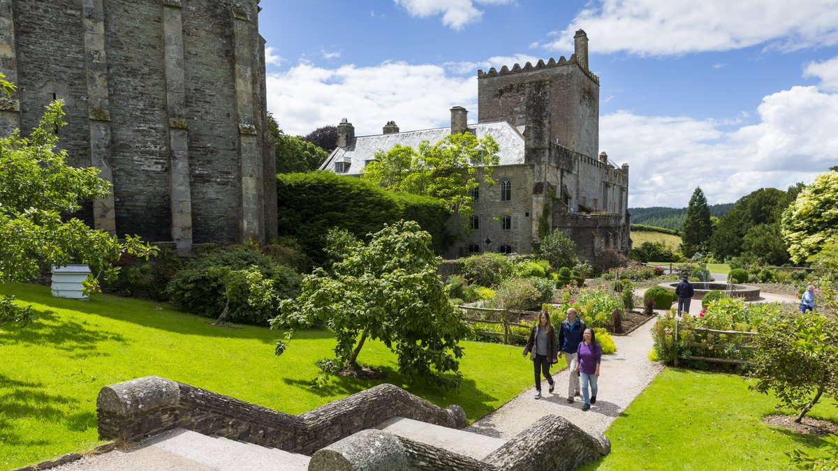 Celebrate #FathersDay this weekend at Buckland Abbey, near #Plymouth. 'Medieval Mayhem' is taking over with a living history camp, historical craft activities, medieval cooking and archery demonstrations.⁠
⁠
Entry charges apply, free for NT members. See website for more info.⁠