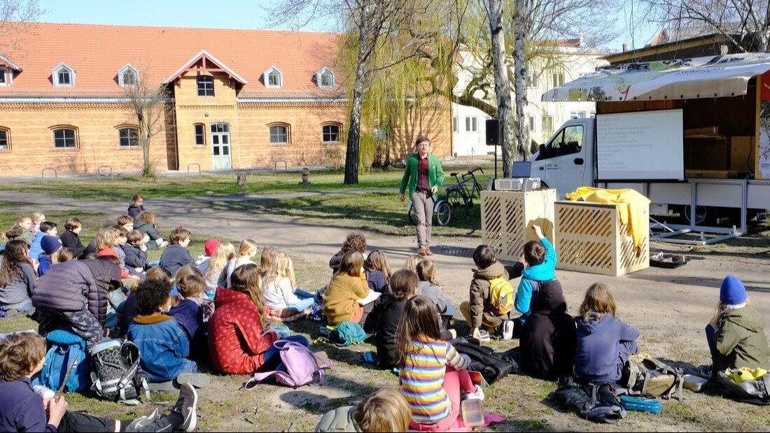 HumboldtUni's tweet photo. Am 22. Juni 2024 findet die @LNDWBerlin
statt! DDR-Tänze, Klangspaziergänge, eine Liveschalte in die Arktis und die Kinder-Uni – der Standort #CampusMitte der #HumboldtUni hat zahlreiche Highlights zu bieten!
Einblicke ins Programm der #LNDW24 👉 https://t.co/A7UzlzvnOT https://t.co/SqMYMZKfZI