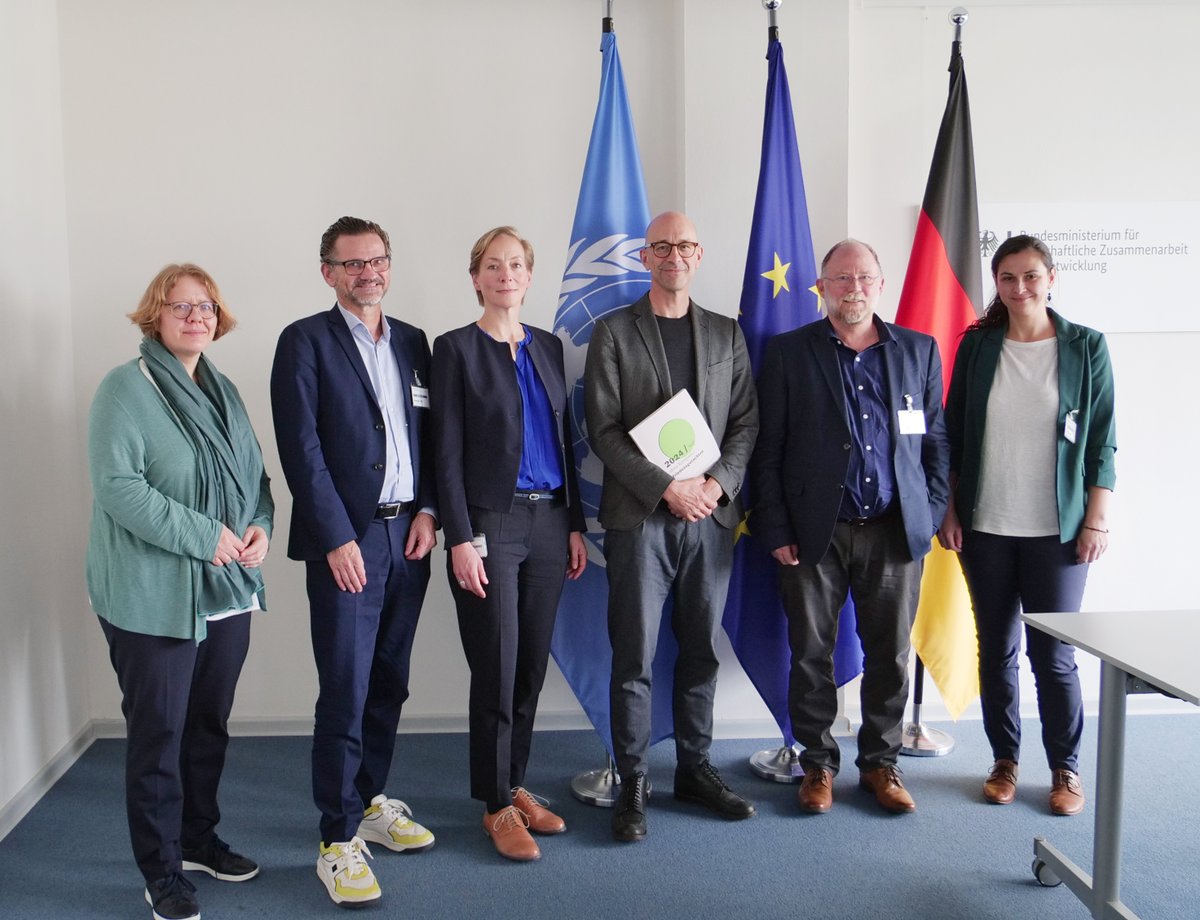 Über die Bewältigung aktueller und zukünftiger Herausforderungen der EZ orientiert an den #SDGs sowie über den Austausch zwischen Wissenschaft und Politik im Bereich #Frieden durften wir heute mit Jochen Steinhilber <a href="/Steinkitz/">Jochen Steinhilber</a> im <a href="/BMZ_Bund/">Bundesentwicklungsministerium</a> diskutieren. #Friedensgutachten