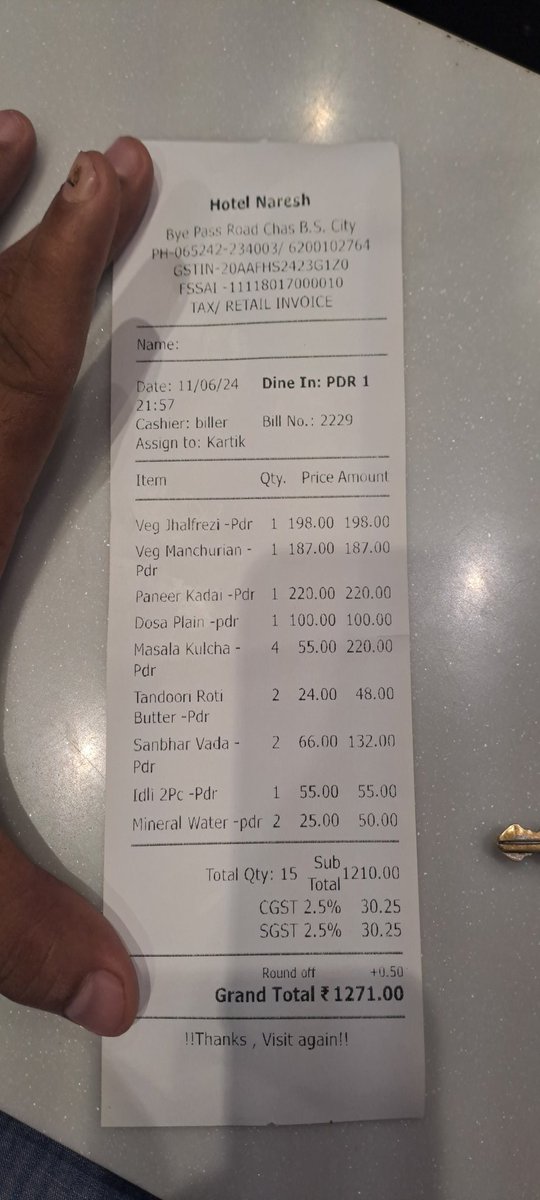 ram_khedia's tweet photo. Pani ki bottle pe mrp 18 rs or bill payment le rahe hai 25 rs or uspe bhi 5% tax .. plz take action against" hotel naresh" bye pass road chas .. @BokaroDc @BharatCourt @foodsafetygov @jagograhakjago @PMOIndia @ConsumerRights https://t.co/HD4eXQOYSg