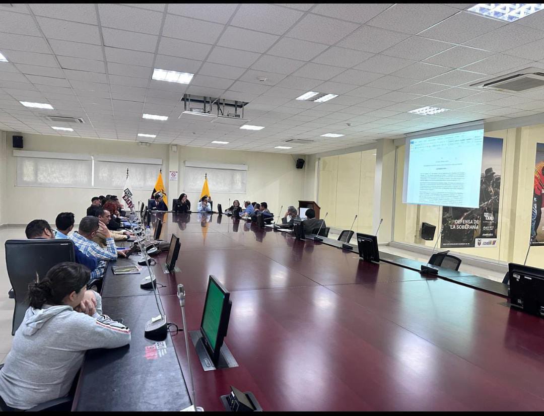 🔴🔴🔴
VERGÜENZA lo q hace el <a href="/MinInteriorEc/">Ministerio del Interior Ecuador 🇪🇨</a> #SubsecretariaSegPrivada con el #Reglamento a #Ley
Nuevamente una socialización accidentada, al apuro, improvisación pone en riesgo ⚠️ #SegCiudadana 
Fiscalizaremos <a href="/AsambleaEcuador/">Asamblea Nacional</a> 
@mishelmancheno1 
<a href="/LyonelCalderon/">Lyonel Calderón, Doctor en Derecho</a> 
<a href="/SeguridadAN/">SeguridadAN</a>