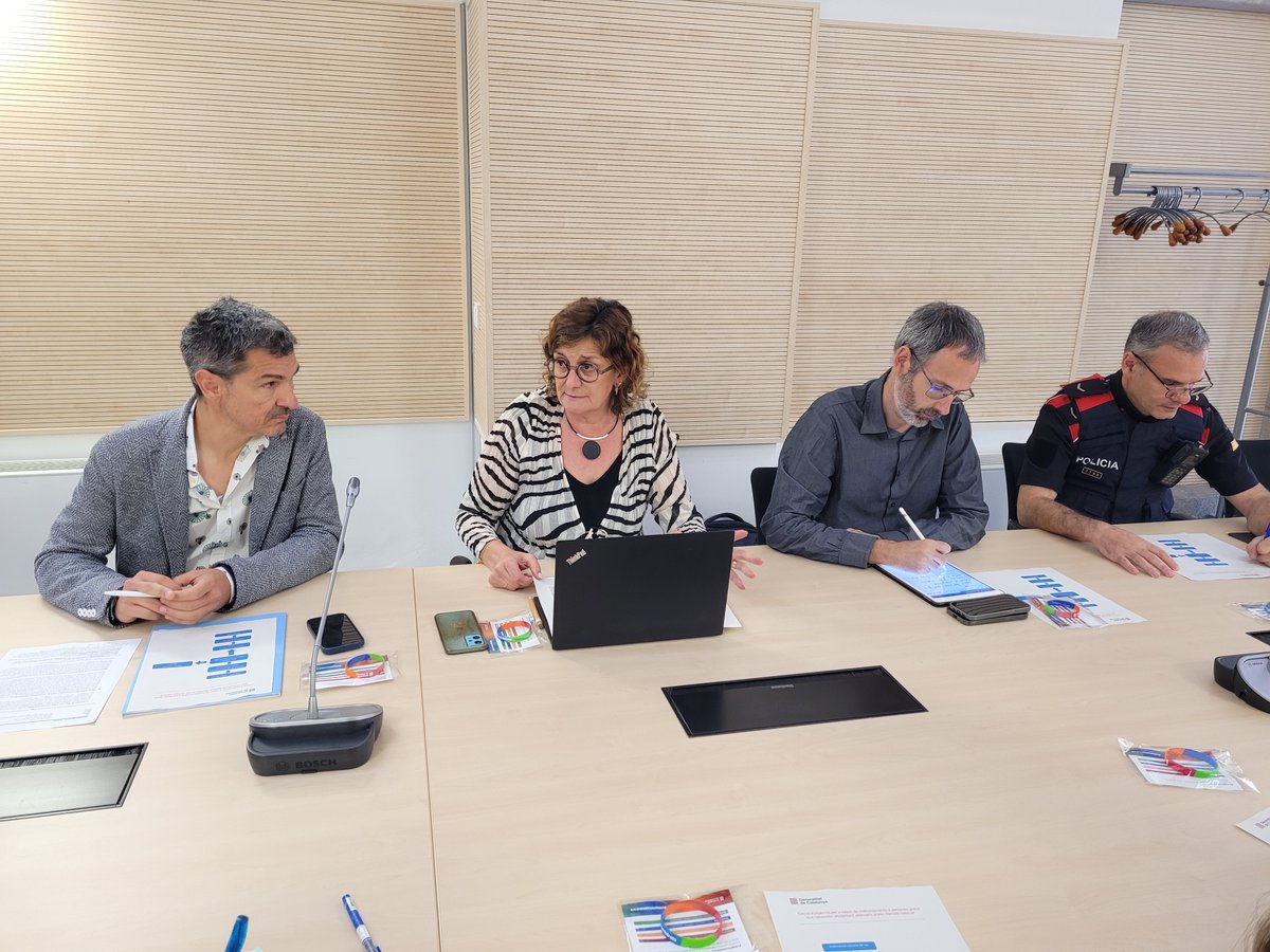 govgirona's tweet photo. La Generalitat presenta un nou circuit d’urgència per a casos de maltractaments a persones grans a Girona

@HelgaNuell, DST @dsocialscat: "És un circuit pioner per donar cobertura a necessitats d’allotjament temporal d’urgència de persones grans en situació de maltractament greu" https://t.co/EFHBWBAedV