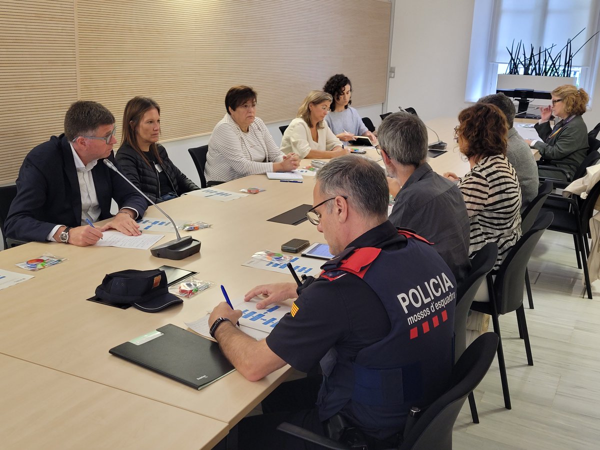 Delegació del Govern de Catalunya a Girona (@govgirona) on Twitter photo La Generalitat presenta un nou circuit d’urgència per a casos de maltractaments a persones grans a Girona
<a href="/HelgaNuell/">Helga Nuell 🎗</a>, DST <a href="/dsocialscat/">Drets Socials i Inclusió</a>: "És un circuit pioner per donar cobertura a necessitats d’allotjament temporal d’urgència de persones grans en situació de maltractament greu" La Generalitat presenta un nou circuit d’urgència per a casos de maltractaments a persones grans a Girona
<a href="/HelgaNuell/">Helga Nuell 🎗</a>, DST <a href="/dsocialscat/">Drets Socials i Inclusió</a>: "És un circuit pioner per donar cobertura a necessitats d’allotjament temporal d’urgència de persones grans en situació de maltractament greu"