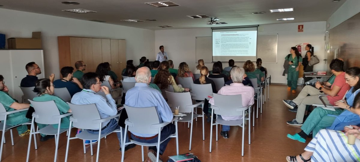 AnestesiaHUSC's tweet photo. Gracias al Dr. Juan Ricardo Caro del @AnestesiaHurs por haber compartido con nosotros su experiencia con el uso de la vasopresina en una sesión clínica que ha batido récord de asistencia. https://t.co/u0xZgnAhik