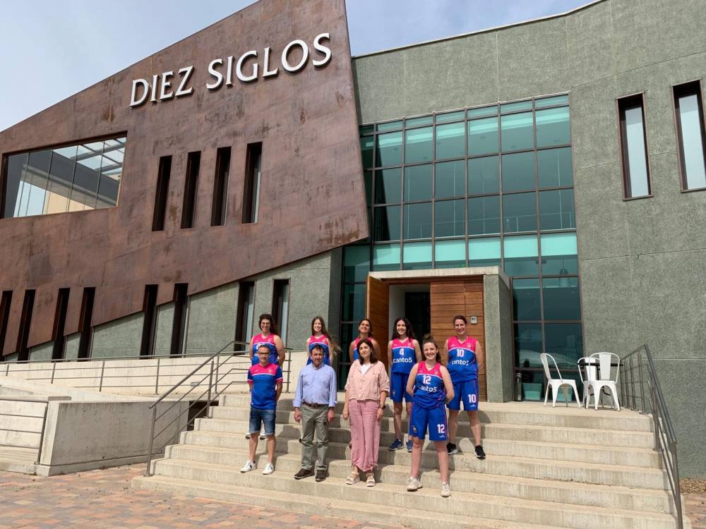 FilipensesBto's tweet photo. El pasado sábado integrantes del equipo de 1ª Nacional Femenino “CANTO 5 FILIPENSES” visitó la bodega del patrocinador @10siglosverdejo ubicada en Serrada, provincia de Valladolid.

https://t.co/jvAbQsB5SW

Gracias por estar a nuestro lado!!. 
Sin su apoyo nada sería posible!! https://t.co/cVyLNqftjZ