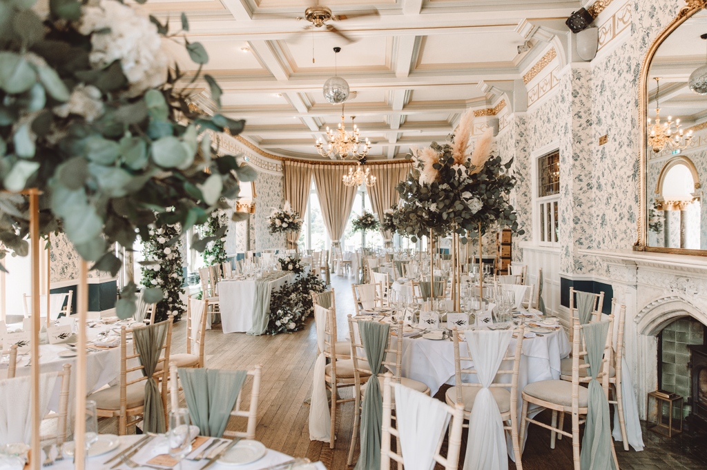 RushpoolHall's tweet image. We are obsessed with the gorgeous sage green and gold hues ✨🌿

📸 @gemmasummersphotography

To book a tour of Rushpool Hall wedding venue in North Yorkshire pop us a message or email us at weddings@rushpool.co.uk We would love to hear from you and start your wedding planning