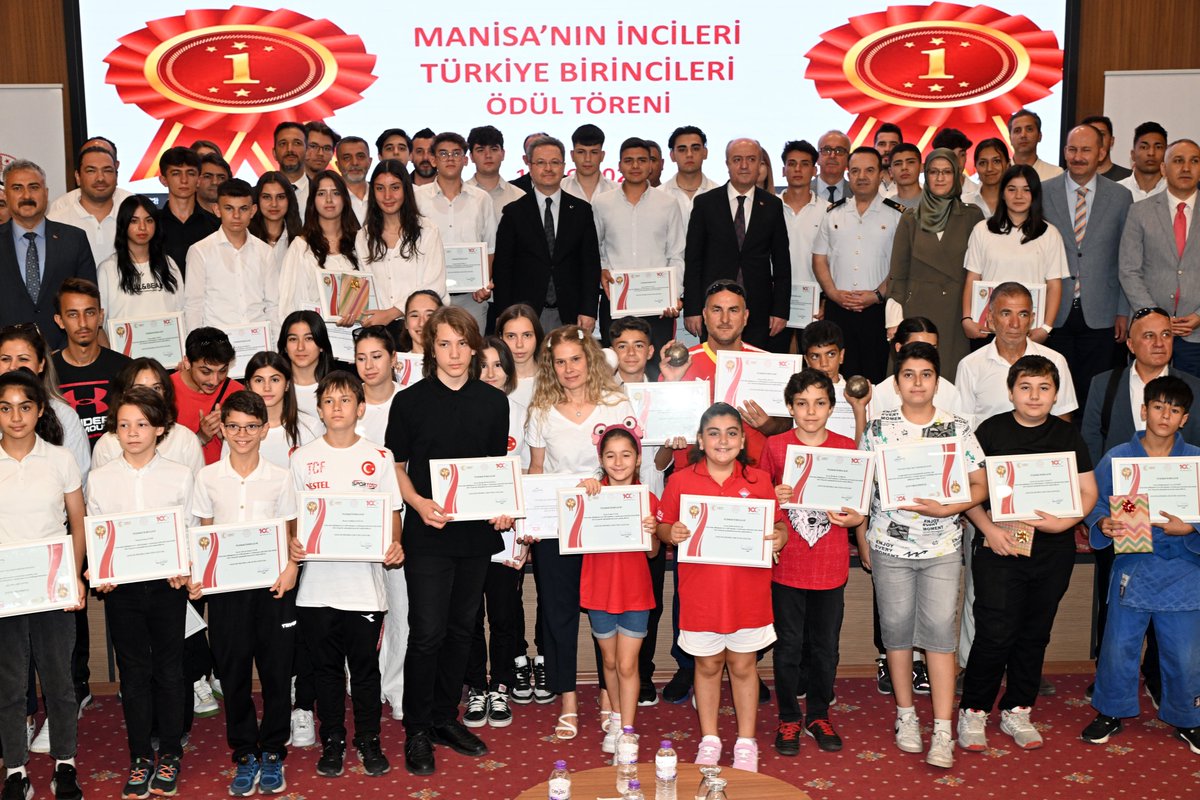 valiunlu's tweet photo. Onlar, Türkiye Cumhuriyeti’nin parlak geleceği🇹🇷

Hedeflerimize koşar adım ilerlediğimiz Türkiye Yüzyılında, ulusal ve uluslararası yarışmalarda önemli başarılara imza atan öğrencilerimizi kutluyorum.

Onlarla, gurur duyuyorum!

📍'Manisa'nın İncileri Türkiye'nin Birincileri' https://t.co/1PVsCVMBm0