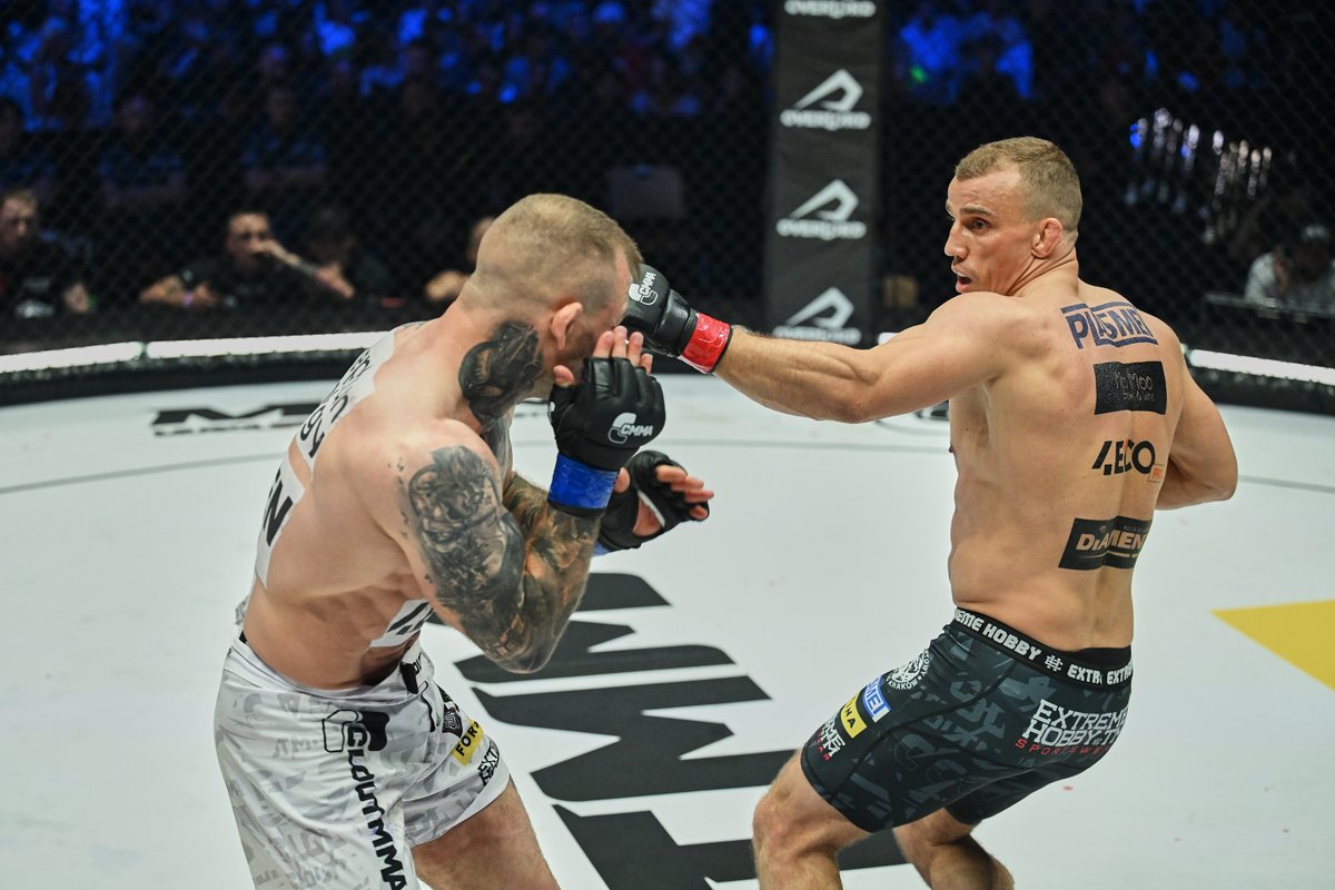 cloutmma's tweet photo. SALIM TOUAHRI vs GRACJAN SZADZIŃSKI
Na początku ta walka wyglądała jak gra w szachy, aż do pewnego momentu, kiedy ruszyły potężne uderzenia 🚨
Czy walka zawodowców na zasadach PRIDE Wam się podobała? 💬
#CLOUTMMA5 https://t.co/PWNmOwh6Id