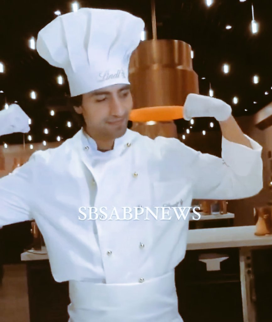 itskhuku's tweet photo. #Joy
After making
Chocolates🍫🍬
(Love of his life)
In style👳,
He gestures
A gym action 🏋️
In a chocolate bastion🤔?
Pulling up his muscles
In pride 💪😊
With a hundred dollar
Smile !
The child in
#HarshadChopda
Peeps out for a while !
#LotsofChocolates For Me to Eat 🤷🕺 https://t.co/HB31iLxdiC