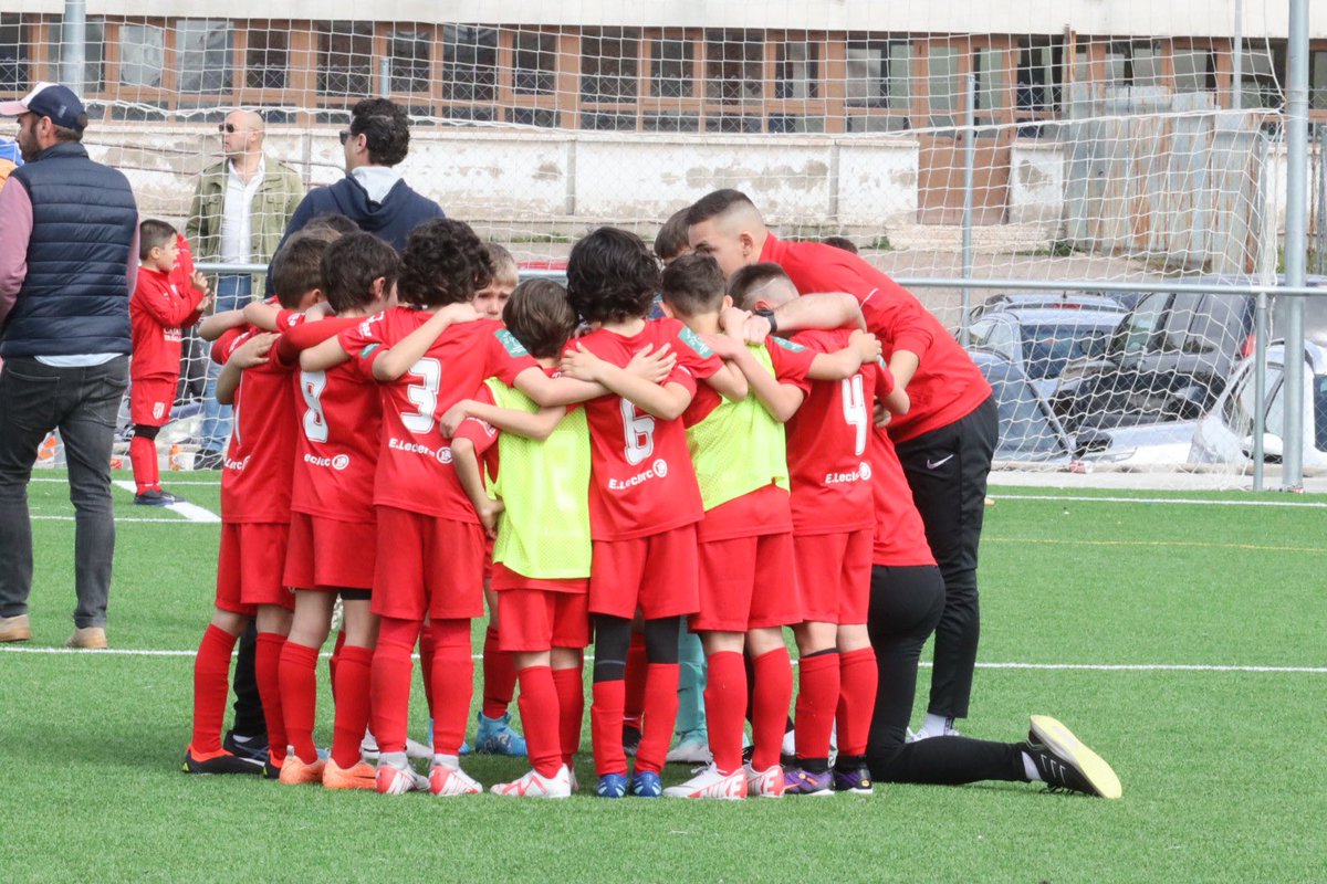 FelixHdez_'s tweet photo. Se cierra una etapa en la que me llevo multitud de cosas positivas de vosotros, tanto a nivel humano como futbolístico.
Disfrutamos juntos del proceso teniendo un aprendizaje inmenso en el día a día. 📚📈 https://t.co/68a42pkA9h