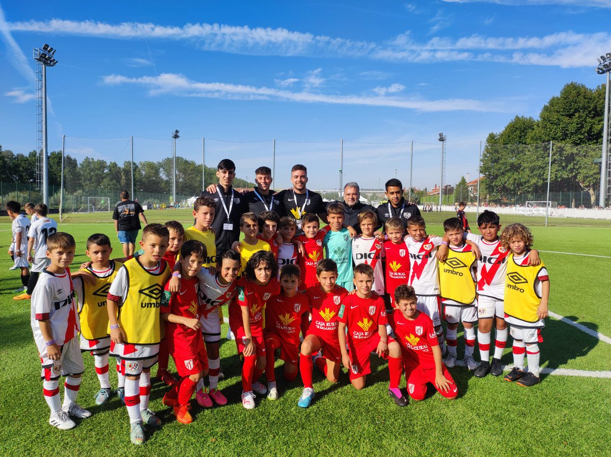 FelixHdez_'s tweet photo. Competimos durante tres temporadas, contra todo y contra todos, hasta donde nos dejaron hacerlo, pero siendo un equipo en todo momento. 🚀⚽️
Gracias por esta experiencia, que será difícil de igualar. 💭🫡
Generación del 2014, generación 🔝👶🏼🫶🏽 https://t.co/jvFeG8sd3x