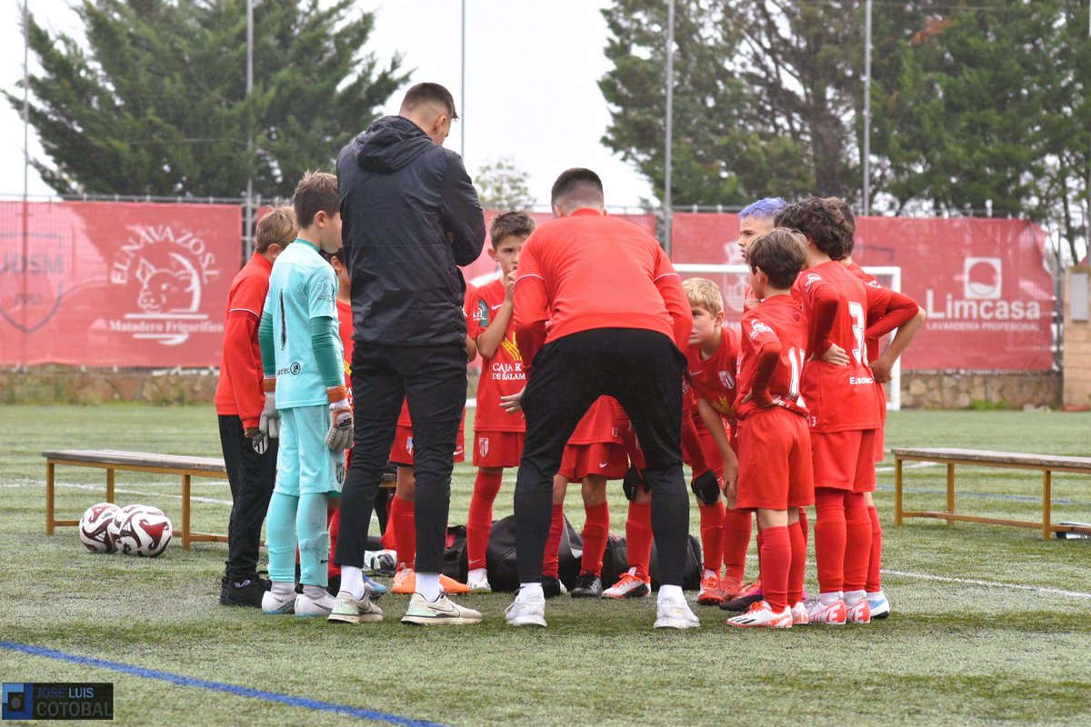 FelixHdez_'s tweet photo. Competimos durante tres temporadas, contra todo y contra todos, hasta donde nos dejaron hacerlo, pero siendo un equipo en todo momento. 🚀⚽️
Gracias por esta experiencia, que será difícil de igualar. 💭🫡
Generación del 2014, generación 🔝👶🏼🫶🏽 https://t.co/jvFeG8sd3x