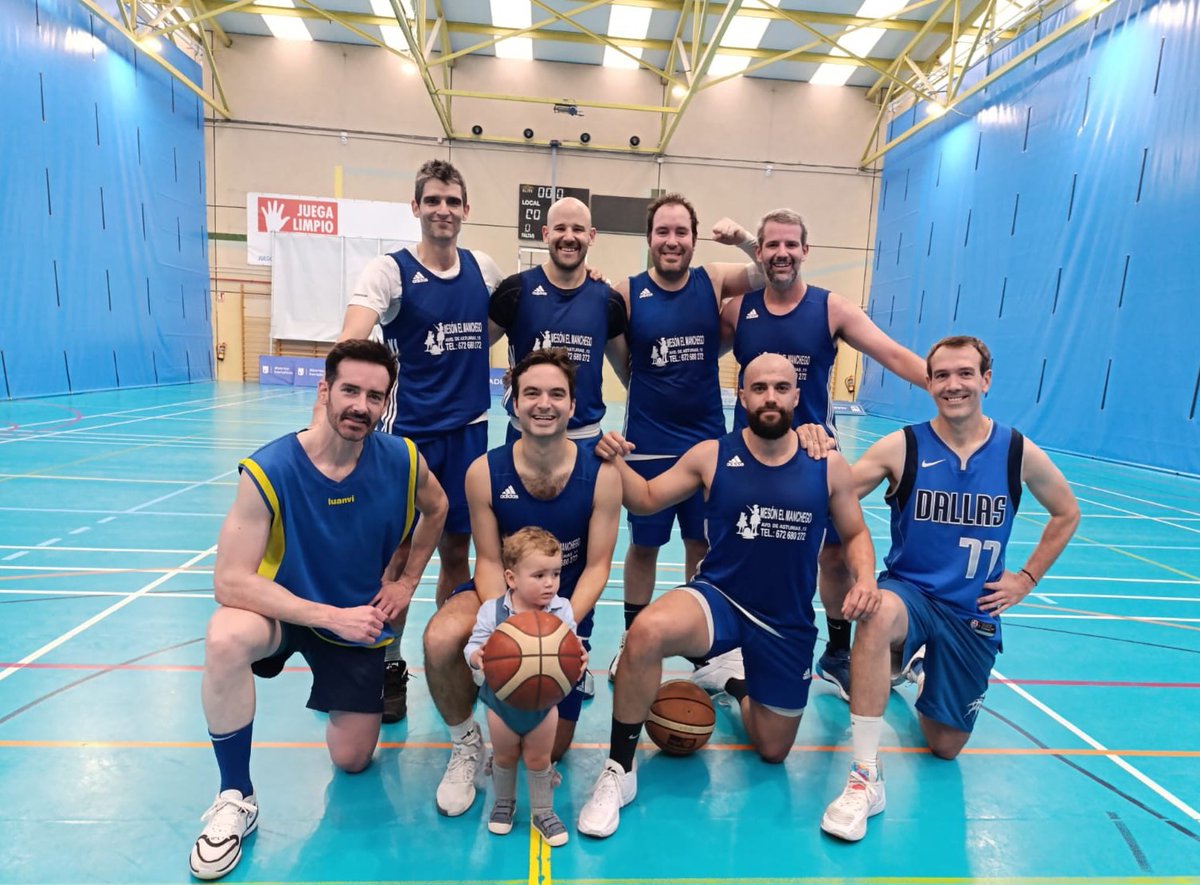 MacetasTeam's tweet photo. Nuestros muchachos de basket comenzaron la Fase Final de Madrid con victoria en octavos vs 'TG Ballers' por 52-72. Tras una 1ª parte espesa en ataque, los nuestros espabilaron en el 3º cuarto (5 triples). Anotación coral: 14 de @ALCarbo y de #Emi y 13 de #Llagos. #pipiñotalismán https://t.co/UcP3ToGWP9